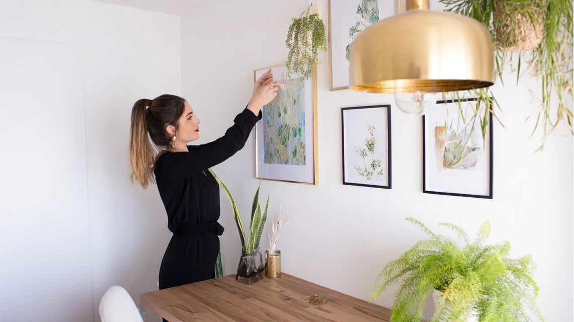 Comment styliser un coin bureau à la maison avec une composition murale inspirée ?