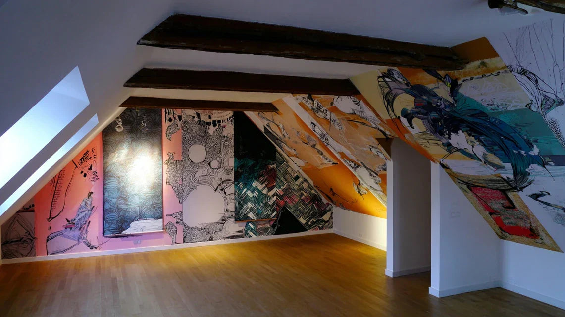 Tableaux et murs mansardés : comment les intégrer avec style ?