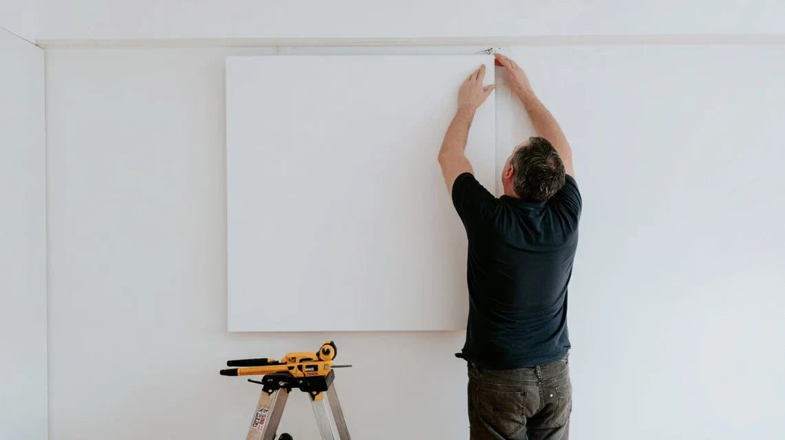 Accrocher un tableau sans perçage juste pour un événement