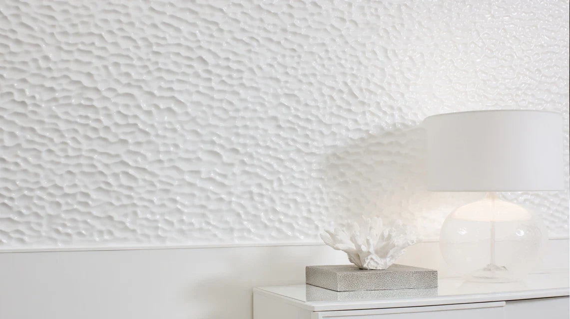 Intégrer des tableaux dans un intérieur tout blanc : jeu de matières et lumières