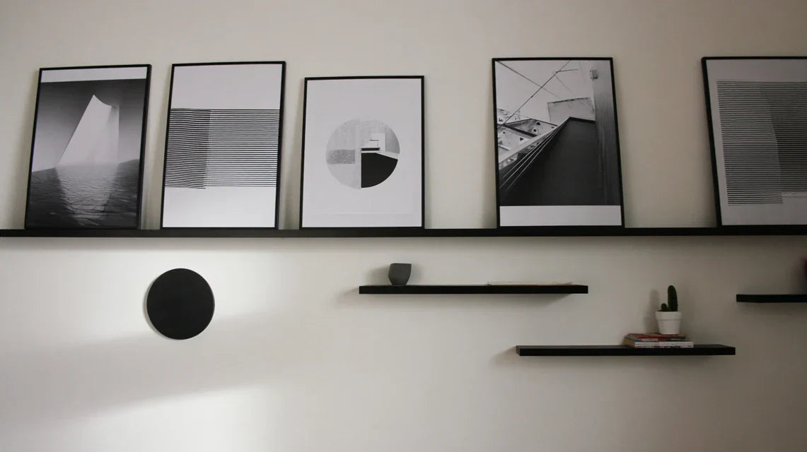 Intégrer des étagères flottantes avec vos tableaux muraux : astuces de placement