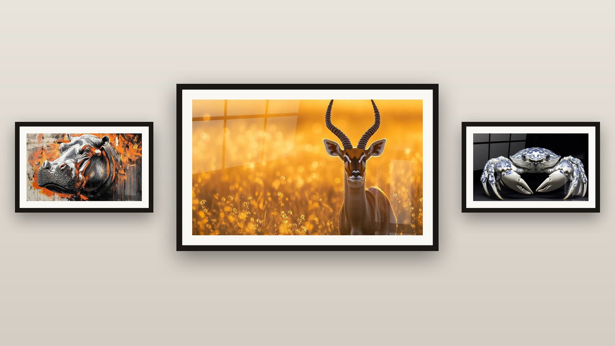 Pared de galería con tres cuadros enmarcados, entre ellos Hipopótamo N°2 y Cangrejo N°1