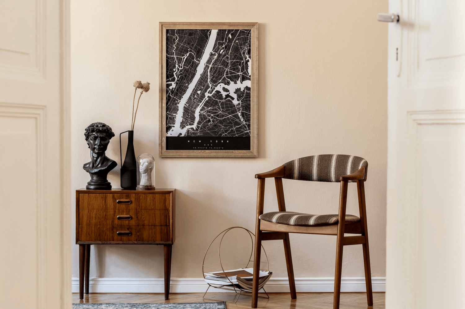 Décor intérieur moderne avec une carte en noir et blanc, statue et meubles en bois élégant