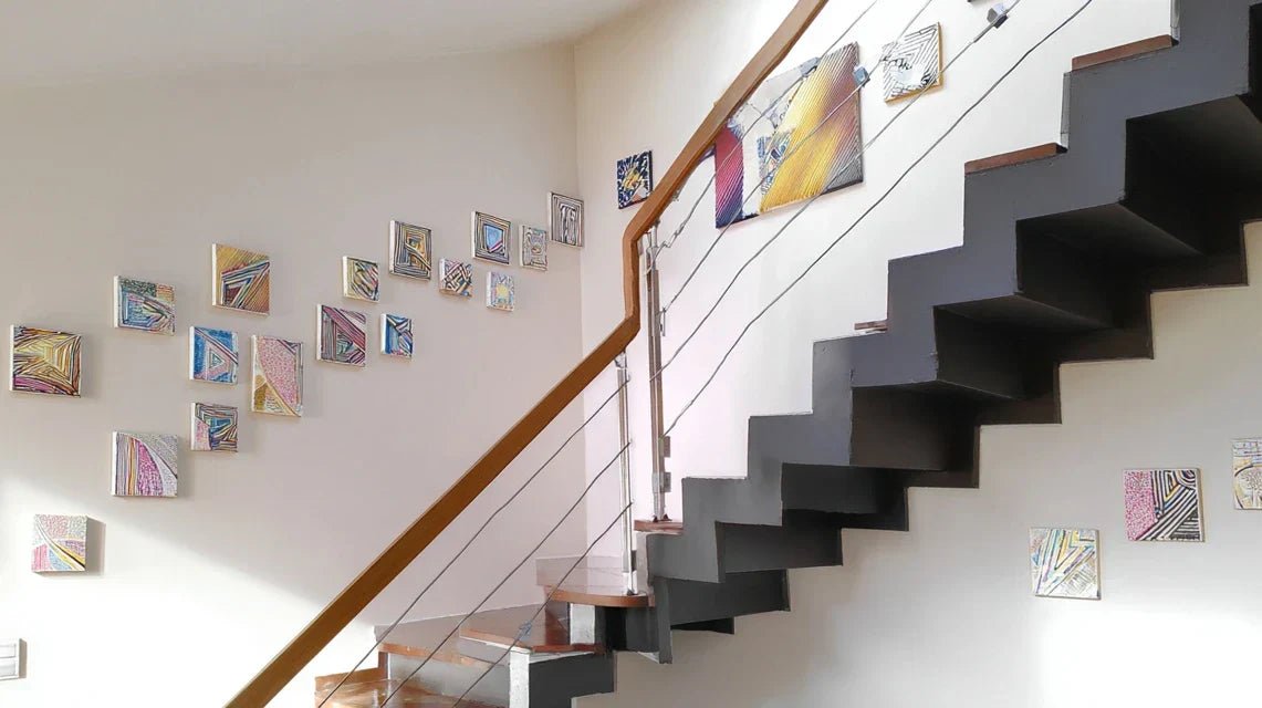 Accrochage en diagonale : composer une montée d’escalier esthétique