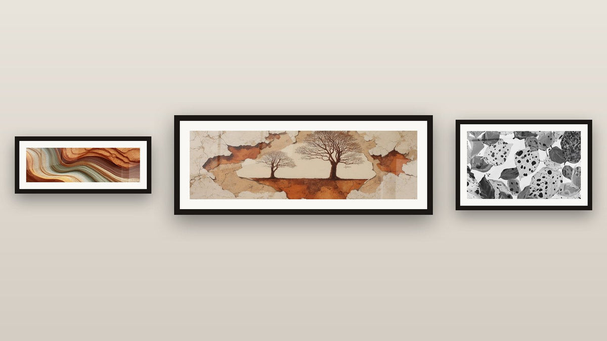 Mur de galerie avec trois tableaux encadrés, dont Éclats Organiques et Abstrait Vagues Ondulantes Terre et Sable