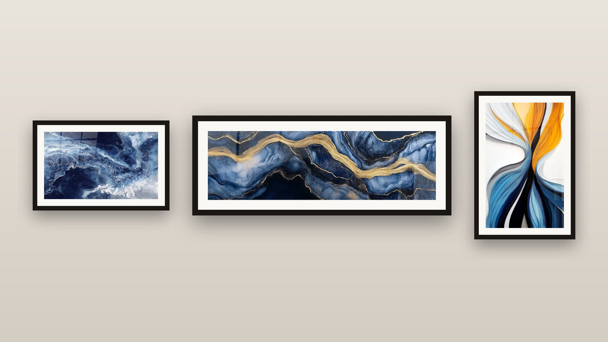 Parete galleria con tre quadri incorniciati, tra cui Flux dinamici colorati di e Sfumature Blu e Venature Dorate Fluide