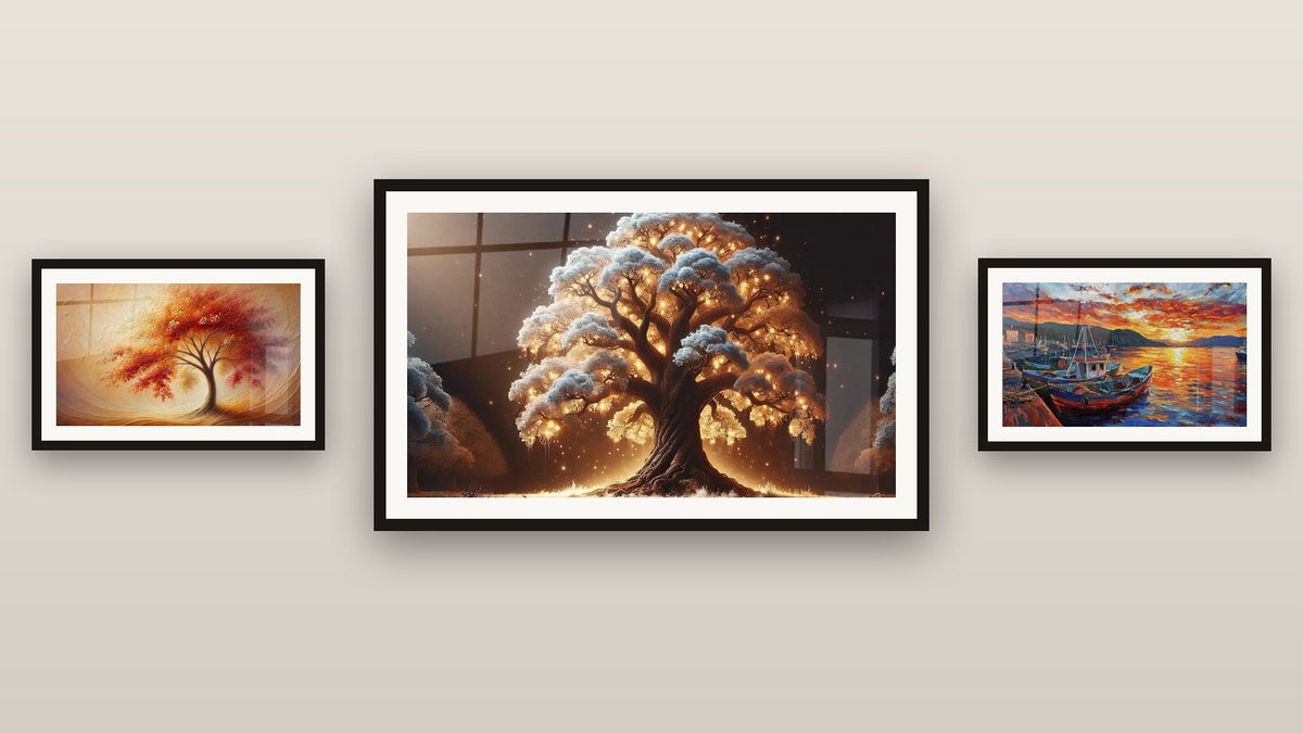 Parete galleria con tre quadri incorniciati: Porto N°3, Danza delle Stagioni e Albero della Notte