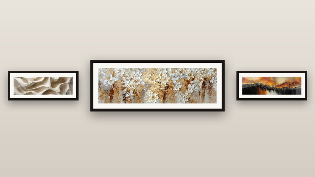 Galerijwand met drie ingelijste schilderijen