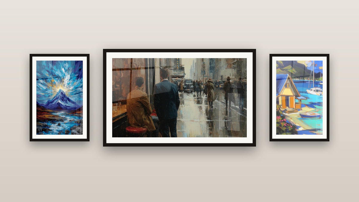 Galerijwand met drie ingelijste schilderijen, waaronder Stedelijke straatscène in de regen