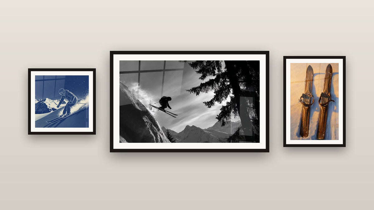 Mur de galerie avec trois tableaux encadrés : Skis Vintage, Skieur en Descente et Skieur en Montagne