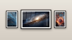 Mur de galerie avec trois tableaux encadrés : Galaxie Spirale, Nébuleuse planétaire et Nébuleuse océan cosmique