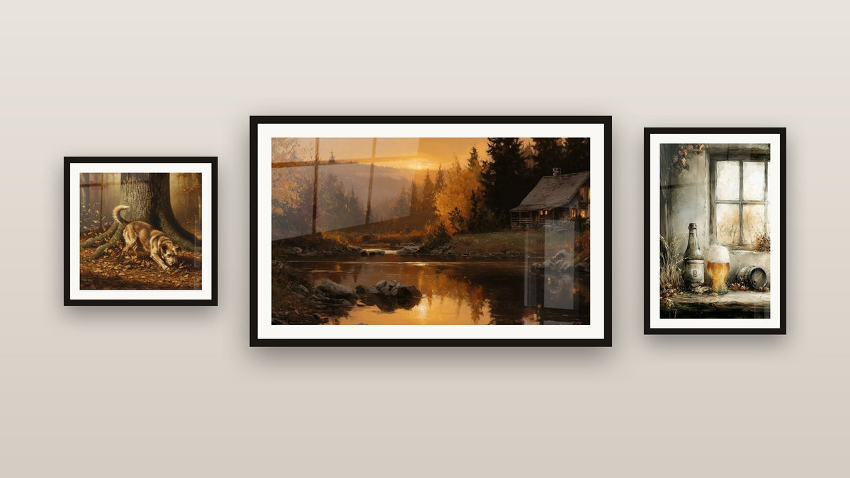 Mur de galerie avec trois tableaux encadrés, dont Chalet refuge chaleureux