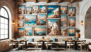 Mur de restaurant décoré de tableaux méditerranéens aux couleurs bleu azur, blanc et ocre, accrochage asymétrique authentique