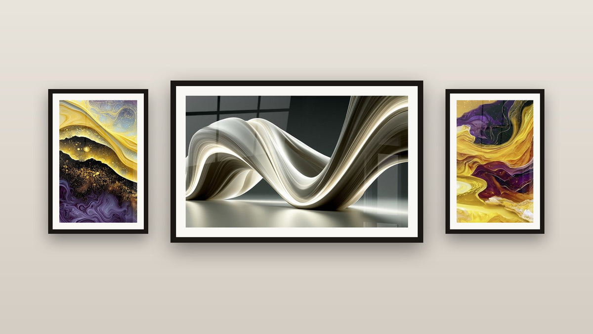 Parete galleria con tre quadri incorniciati, tra cui Onda scolpita avorio e antracite