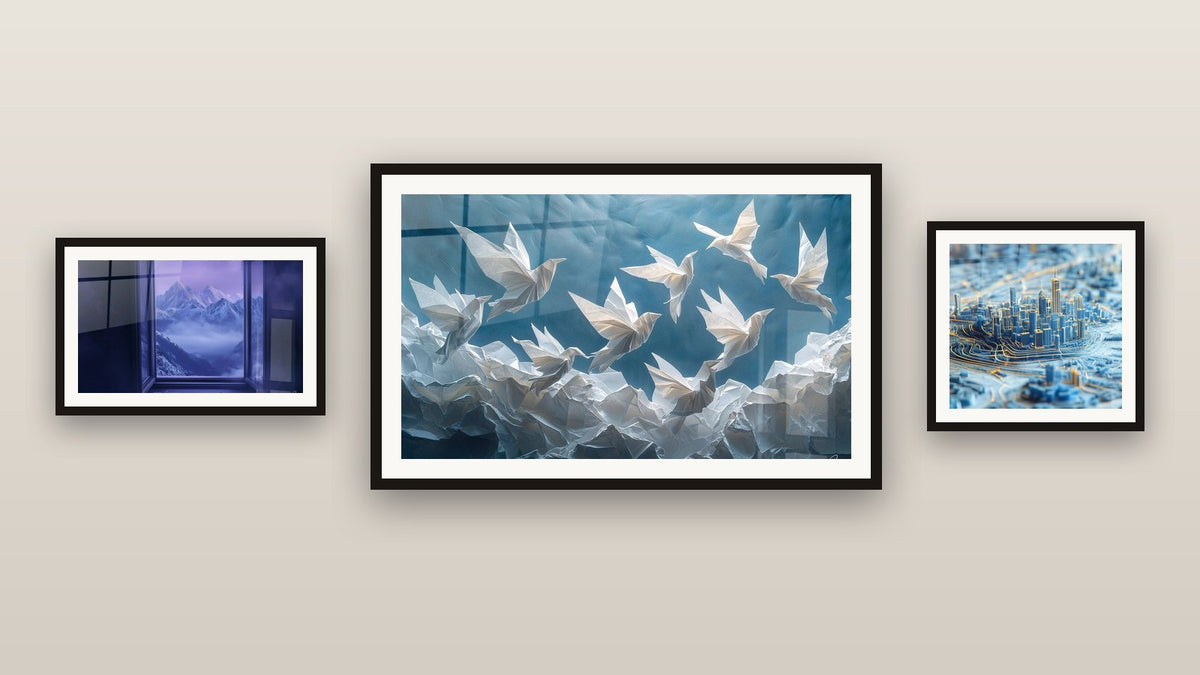 Mur de galerie avec trois tableaux encadrés : Ville Rêve d'acier bleu, Origami Danse de papier et Montagne Rêve d'altitude