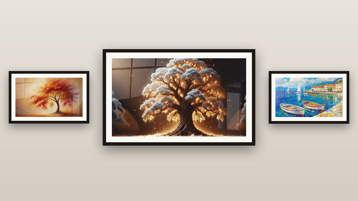 Pared de galería con tres cuadros enmarcados: Puerto N°1, Danza de las Estaciones y Árbol Nocturno
