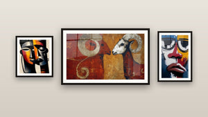 Galerijwand met drie ingelijste schilderijen, waaronder Ram met spiraalvormige horens en Afrikaanse Maskers