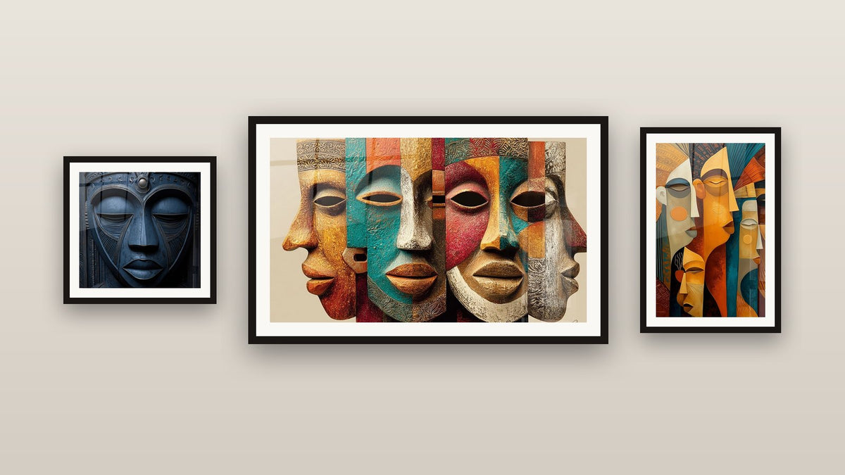 Pared de galería con tres cuadros enmarcados: Máscaras Cubistas, Máscaras Africanas Coloridas y Máscara Africana Azul