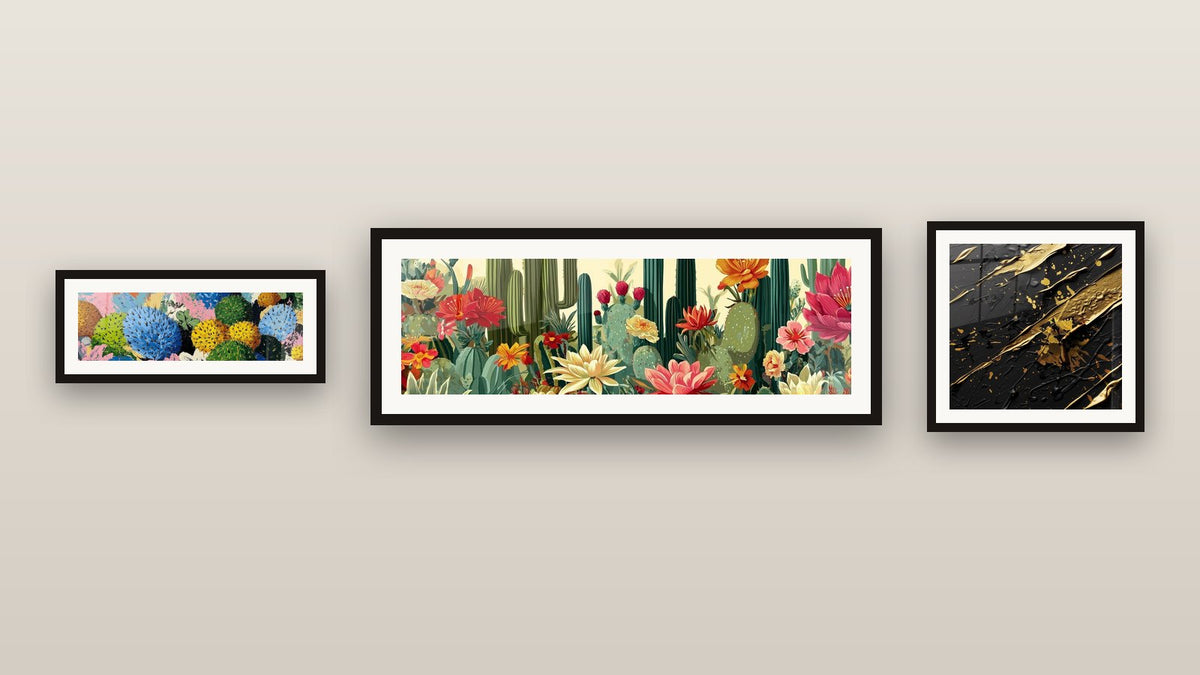 Parete galleria con tre quadri incorniciati, tra cui Esplosione Floreale Multicolore