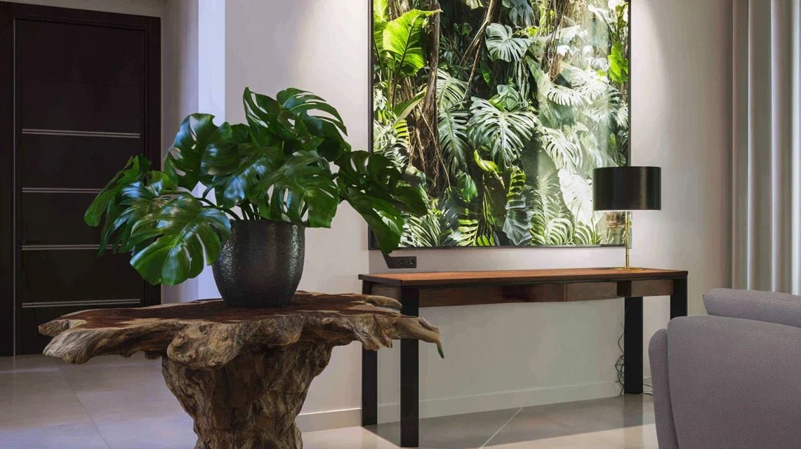 Associer plantes et tableaux posés au sol : une scénographie naturelle