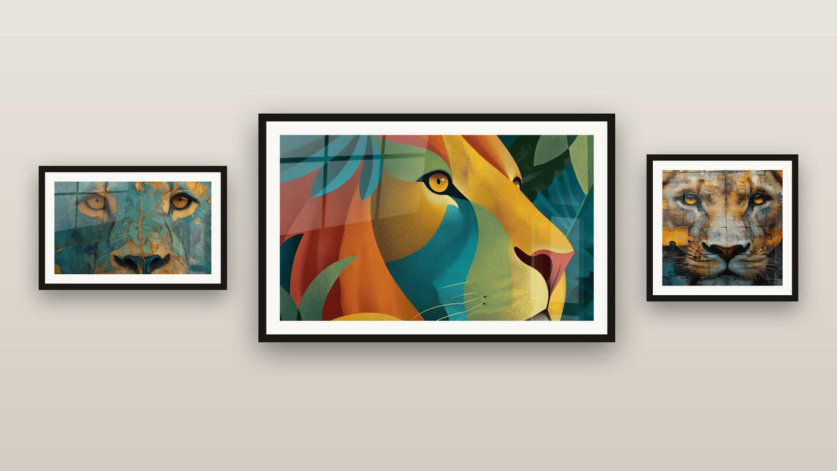 Mur de galerie avec trois tableaux encadrés, dont Lion miroir de l'âme et Lion aux Tons Turquoise et Dorés