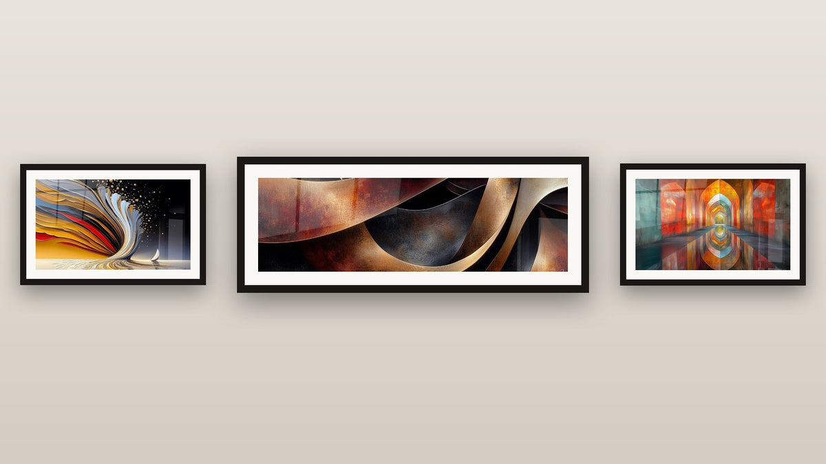 Galerijwand met drie ingelijste schilderijen, waaronder Gouden dynamische werveling en Sinuosités Meditatie Oker