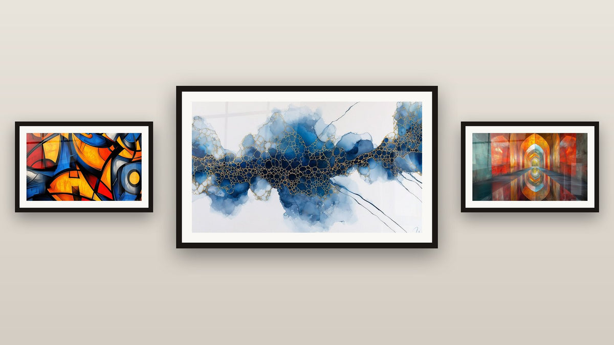 Pared de galería con tres cuadros enmarcados, entre ellos Formas geométricas coloridas y Arcos Brillantes Color Bermellón