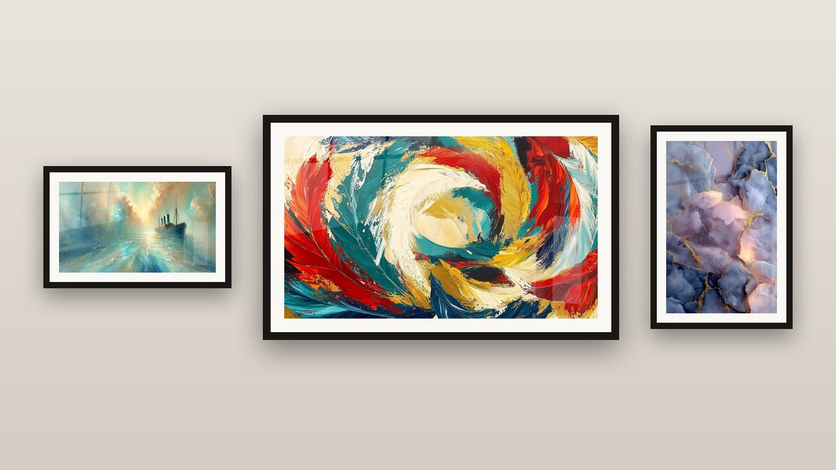 Mur de galerie avec trois tableaux encadrés, dont Nuages Bleus et Dorés avec Veines Marbrées et Métamorphose Cosmique
