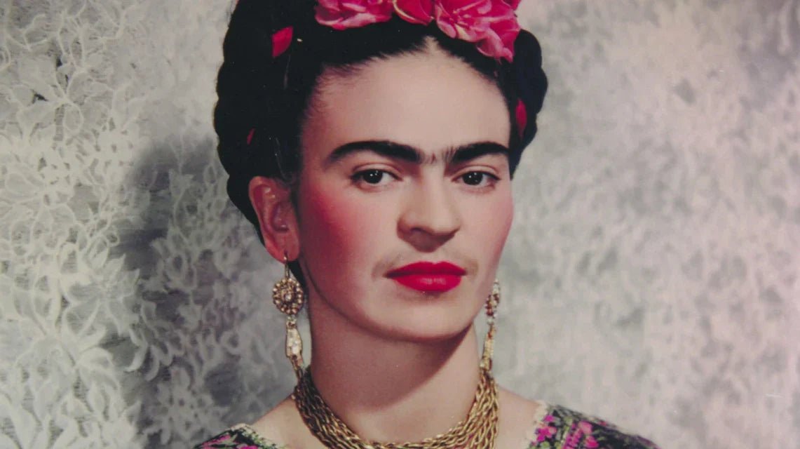 Biographie de Frida Kahlo : l’icône mexicaine de la douleur sublimée en autoportraits flamboyants