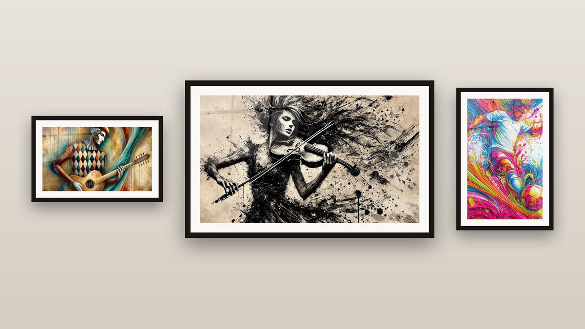 Parete galleria con tre quadri incorniciati: Astratta esplosione di colori, Musicista N°1 e Musicista N°2