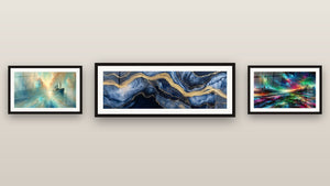 Mur de galerie avec trois tableaux encadrés, dont Mirage de la Conscience Urbaine et Marbre Liquide Éternité Bleu