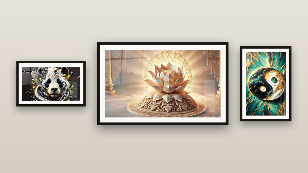 Pared de galería con tres cuadros enmarcados: Loto Sagrado, Fluidez Zen y Equilibrio