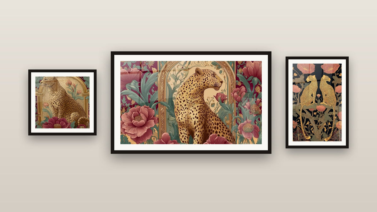 Mur de galerie avec trois tableaux encadrés : Léopard, Léopard Art Déco et Léopards Fleurs