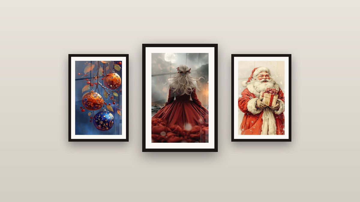 Mur de galerie avec trois tableaux encadrés, dont Père-Noël Écrin de Générosité et Femme Rouge Carmin