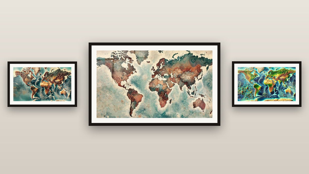 Galeriewand mit drei gerahmten Gemälden, darunter Weltkarte Wandbild N°4 und Weltkarte Wandbild N°3