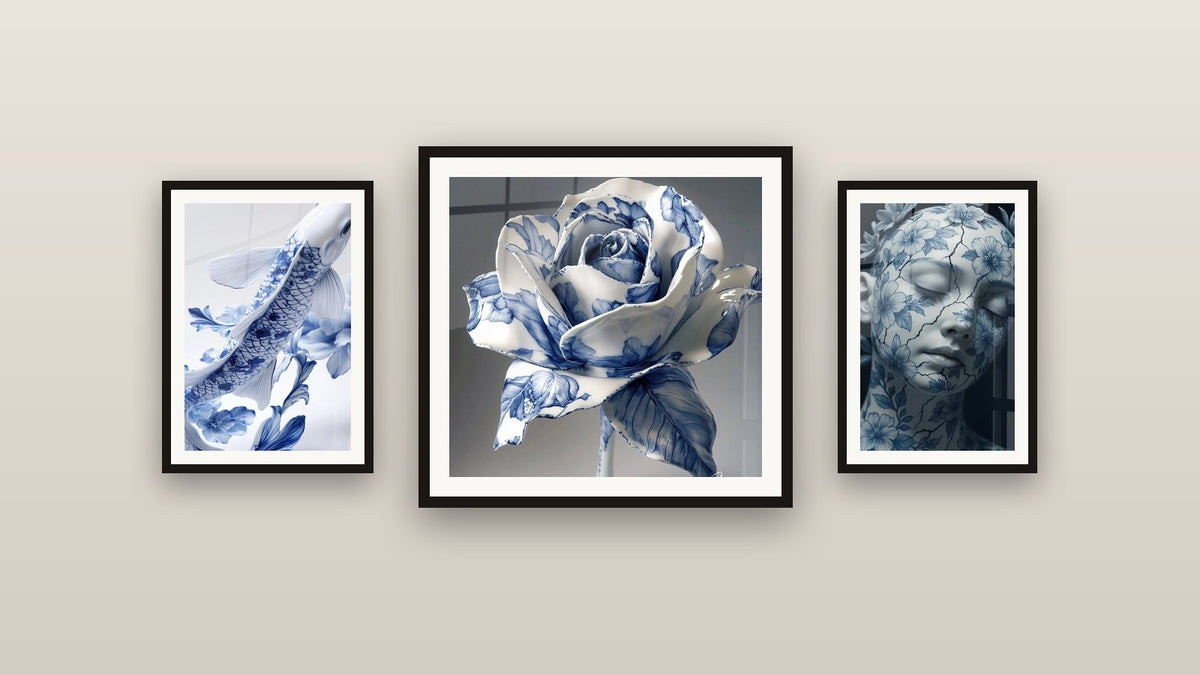 Pared de galería con tres cuadros enmarcados, entre ellos Rosa de China -Edición Estilo Porcelana