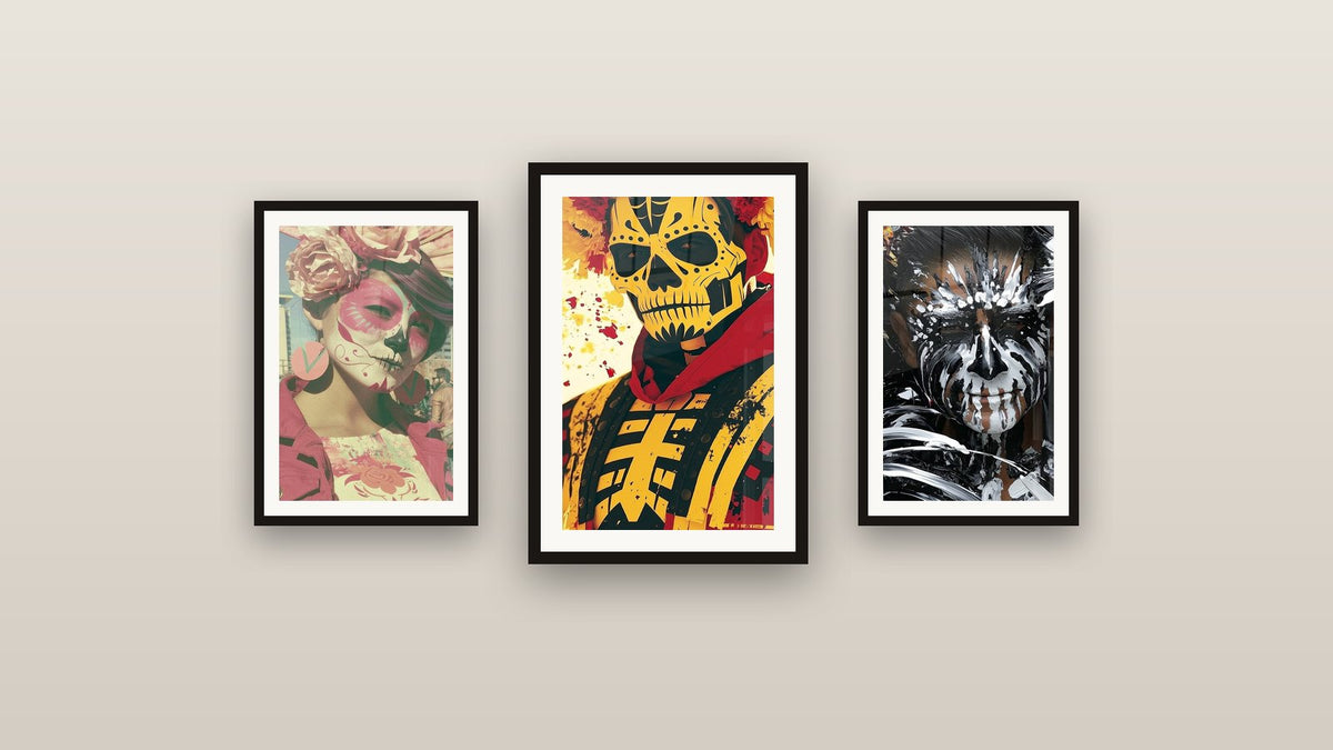Mur de galerie avec trois tableaux encadrés, dont Visage peint aux fleurs jaunes et rouges