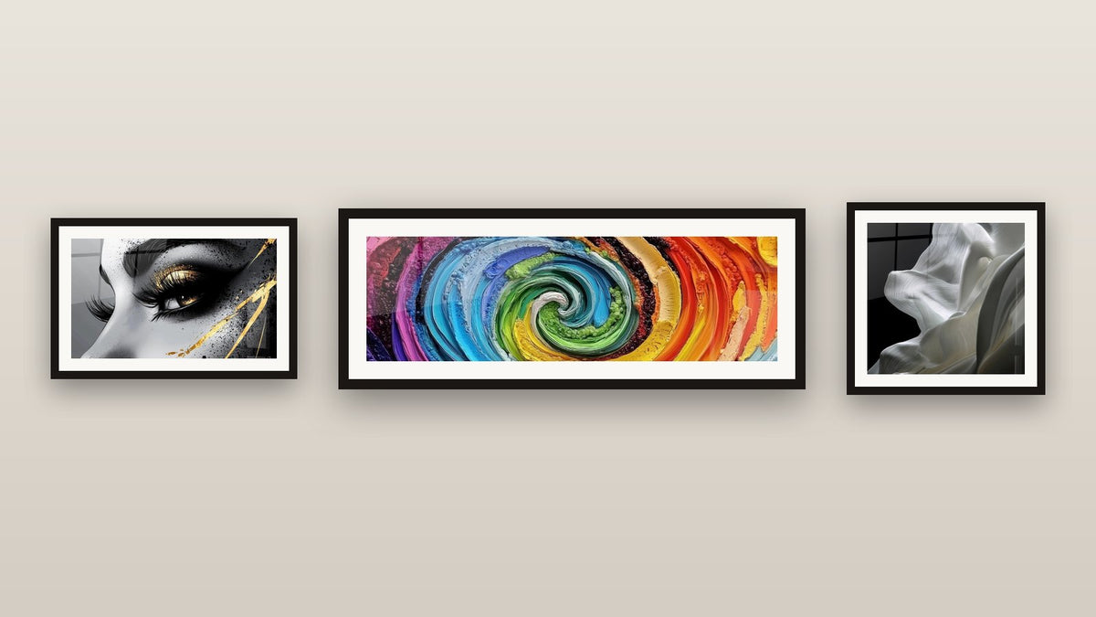 Parete galleria con tre quadri incorniciati: A spirale multicolore, Di tessuto bianco fluido e Occhio lacrima d'oro