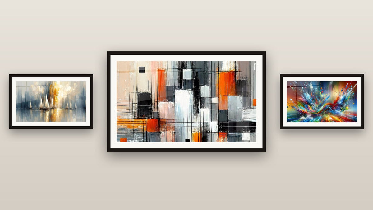 Pared de galería con tres cuadros enmarcados: Mecánica de Colores, Aurora sobre la Bahía y Abstracto Big Bang Explosivo