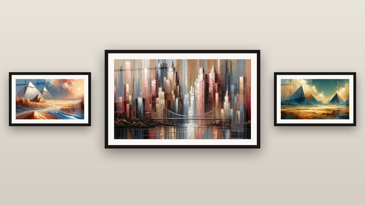 Mur de galerie avec trois tableaux encadrés : Reflets Métropolitains, Les Mystères des Sables et Mirage Égyptien