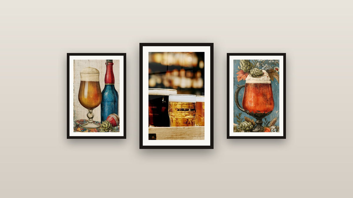 Mur de galerie avec trois tableaux encadrés, dont Verres dorés ambrés mousse blanche