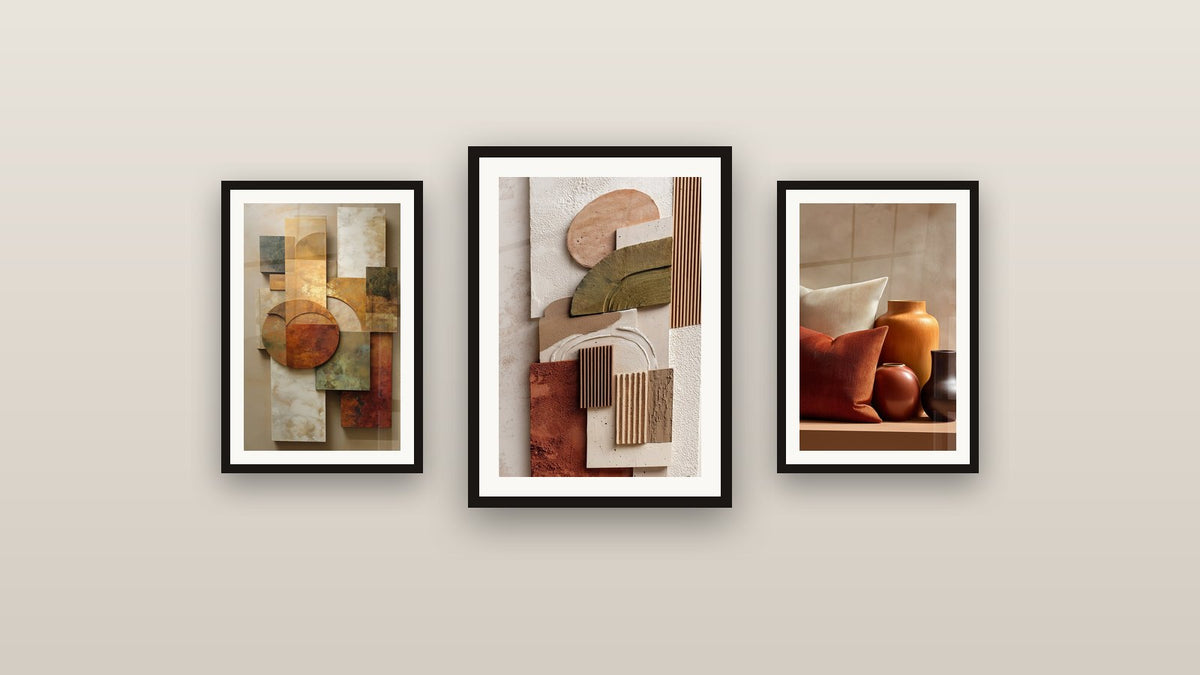 Pared de galería con tres cuadros enmarcados