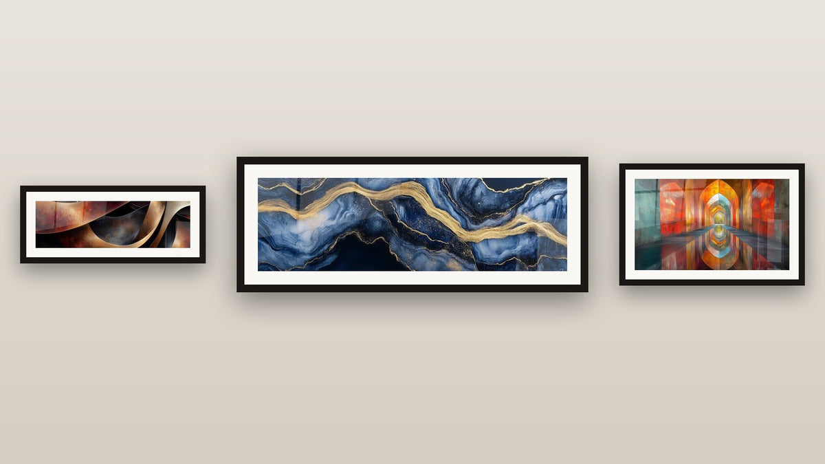 Pared de galería con tres cuadros enmarcados, entre ellos Mármol Líquido Eternidad Azul y Sinuosidades Meditación Ocre