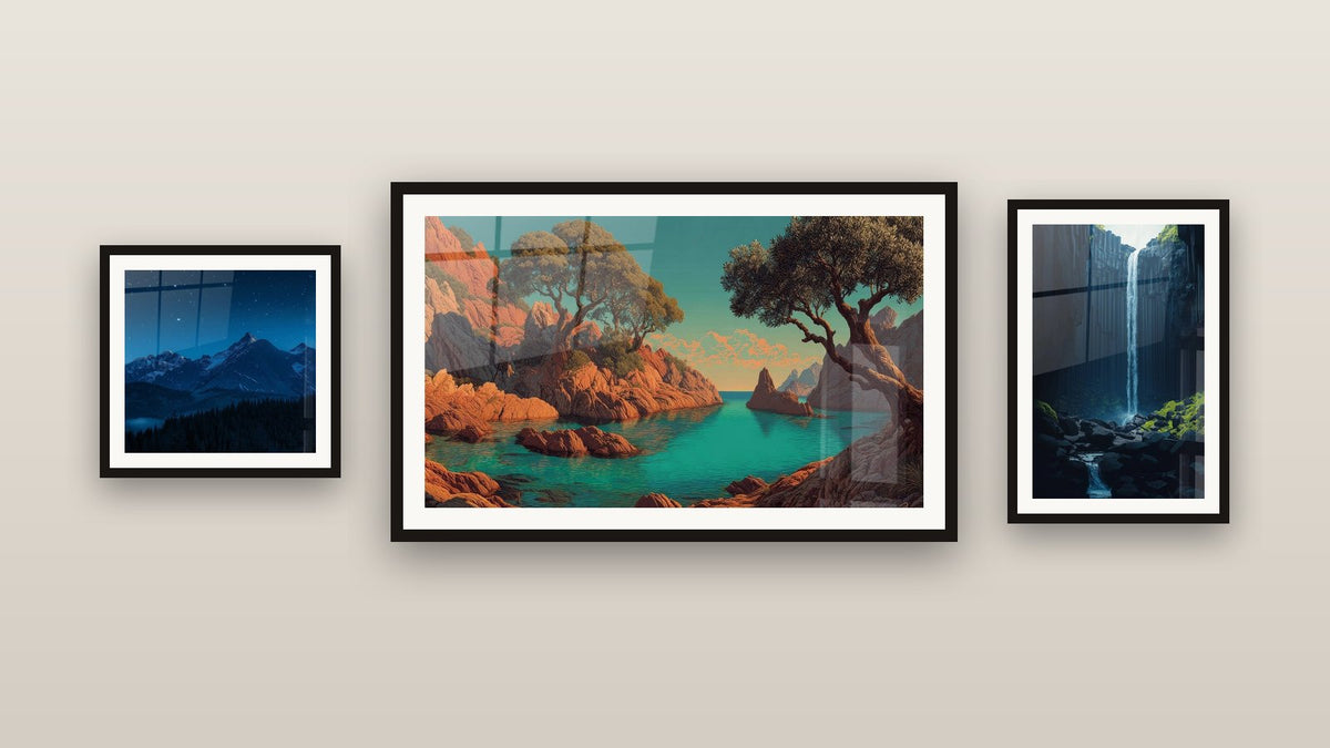 Parete galleria con tre quadri incorniciati: Montagna innevata, Paesaggio mediterraneo e Cascata N°2