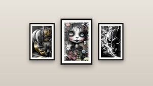 Pared de galería con tres cuadros enmarcados, entre ellos Máscara Mirada Embrujada y Calavera Vapores del Más Allá