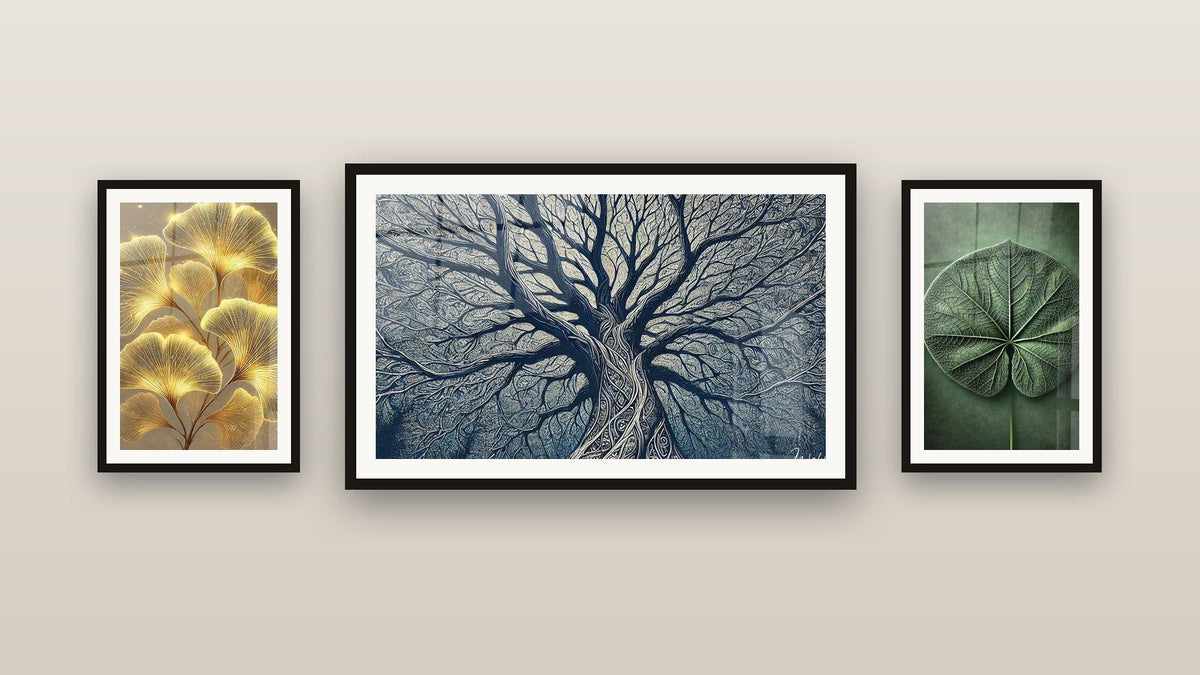 Mur de galerie avec trois tableaux encadrés : Symétrie Verte, Élégance Arborée et Brillance Naturelle