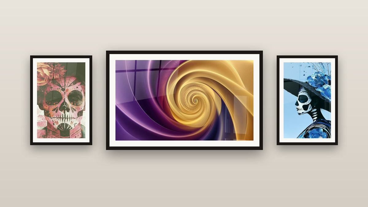 Parete galleria con tre quadri incorniciati, tra cui Tavola a spirale dorata e viola