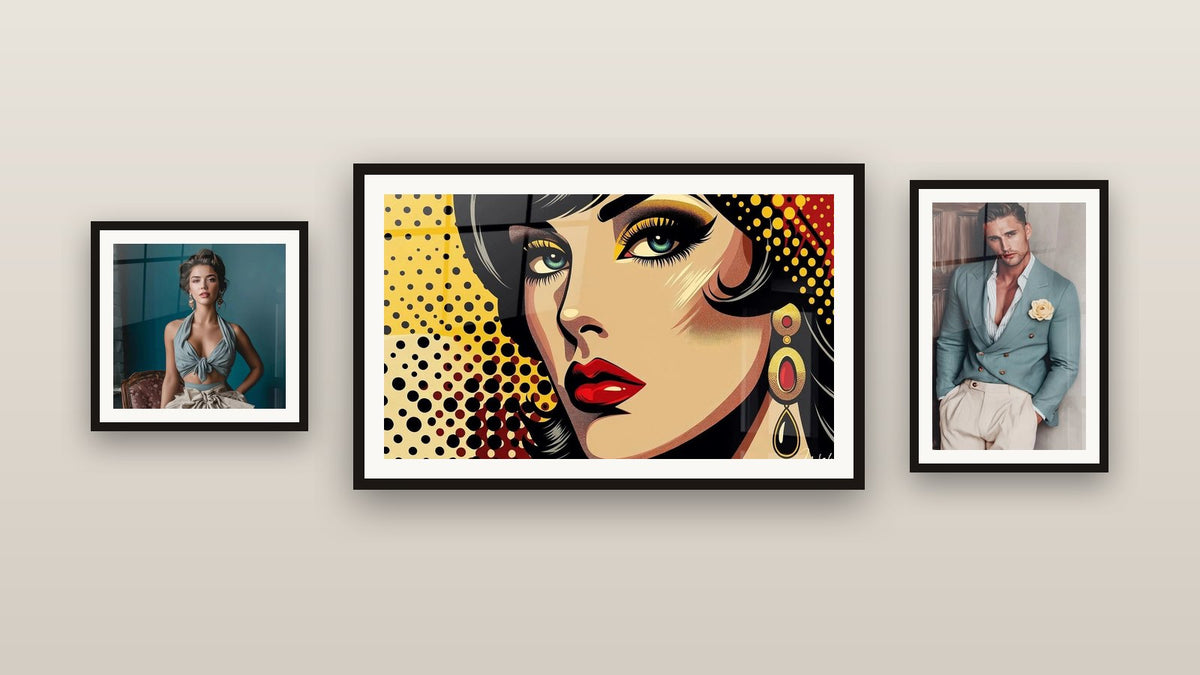 Mur de galerie avec trois tableaux encadrés : Chic et Pop, Pin-up Chic et Portrait Chic