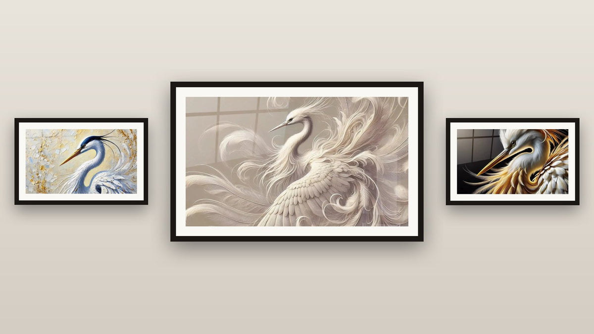 Mur de galerie avec trois tableaux encadrés : Le Gardien du Soleil, Prince des Marais et Danse de la Grâce