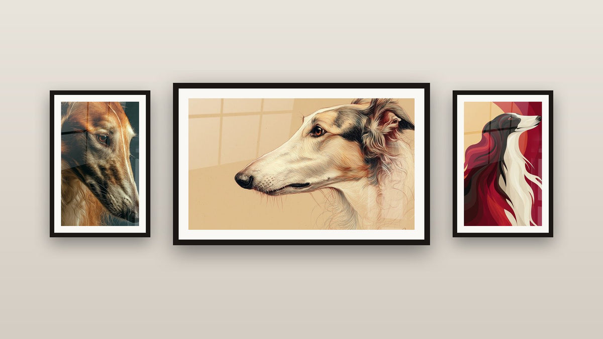 Mur de galerie avec trois tableaux encadrés, dont Portrait de Profil aux Tons Dorés